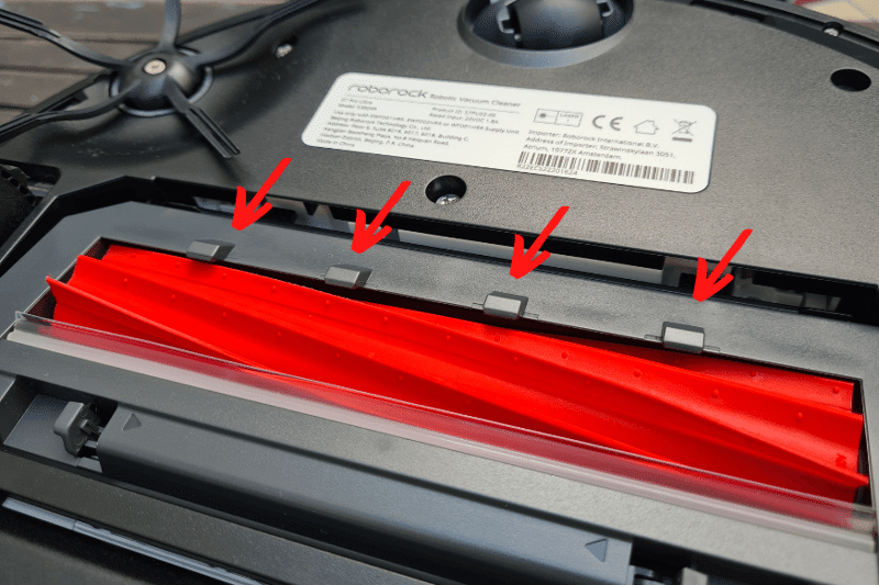 The teeth on the underside of the Roborock S7 Pro Ultra can be seen in the close-up.